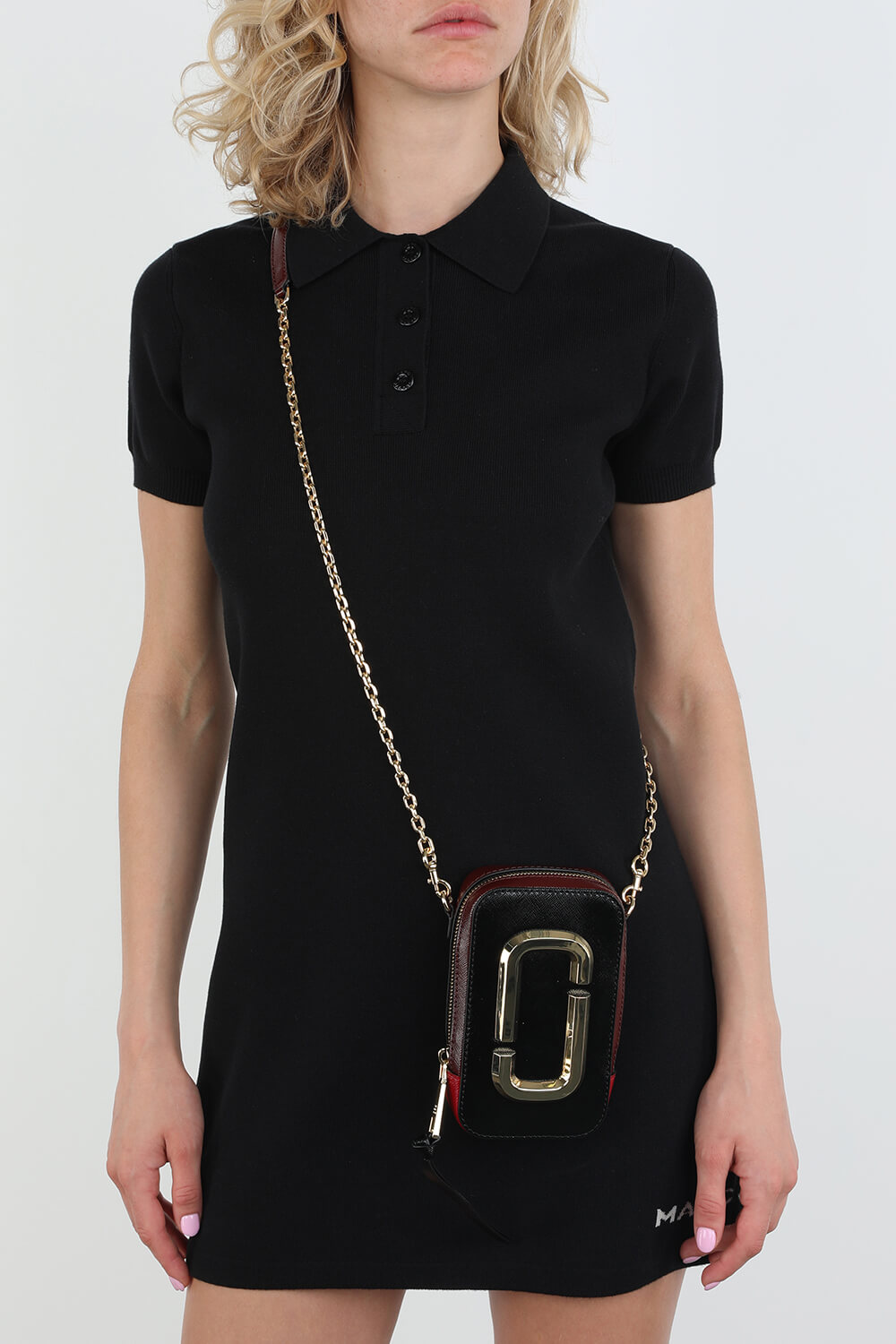 תמונת כל הלוק של The Hot Shot in Black and Red